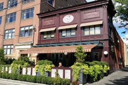 Le Select Bistro  pet friendly restaurant in Toronto Canada, dogs allowed restaurants in Toronto Canada